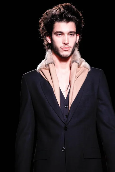Look 16